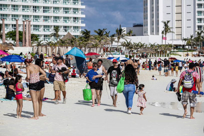 Zatłoczone plaże w Cancun /Alberto Valdez /Getty Images