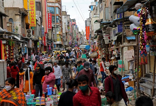 Zatłoczone ulice Bengaluru. Aglomeracja ma ponad 10 milionów mieszkańców. /JAGADEESH NV /PAP/EPA