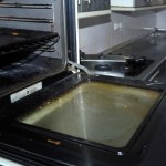 Zatłuszczony piekarnik wyczyści raz-dwa. Bez chemii i szorowania