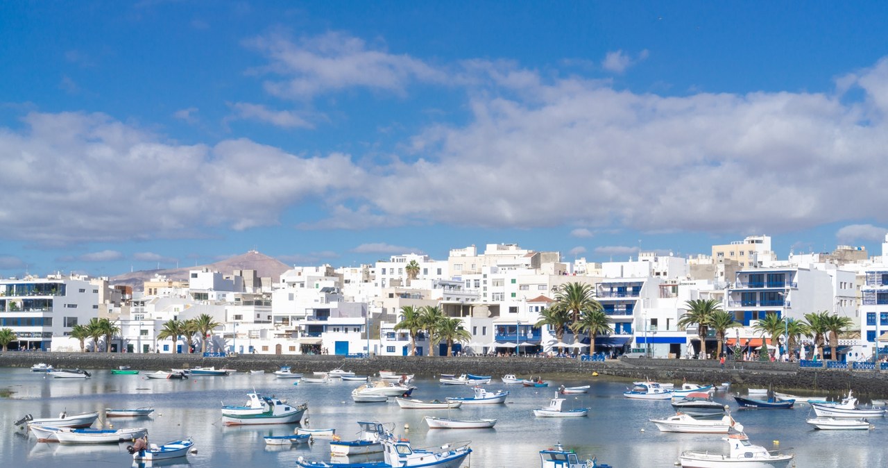 Zatoczka i zabudowa typowa dla Lanzarote. /123RF/Picsel, 123RF/Picsel /INTERIA.PL