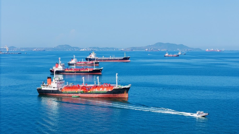 Zatoka Perska rozważa nowe rurociągi, by ominąć Cieśninę Ormuz /Shutterstock