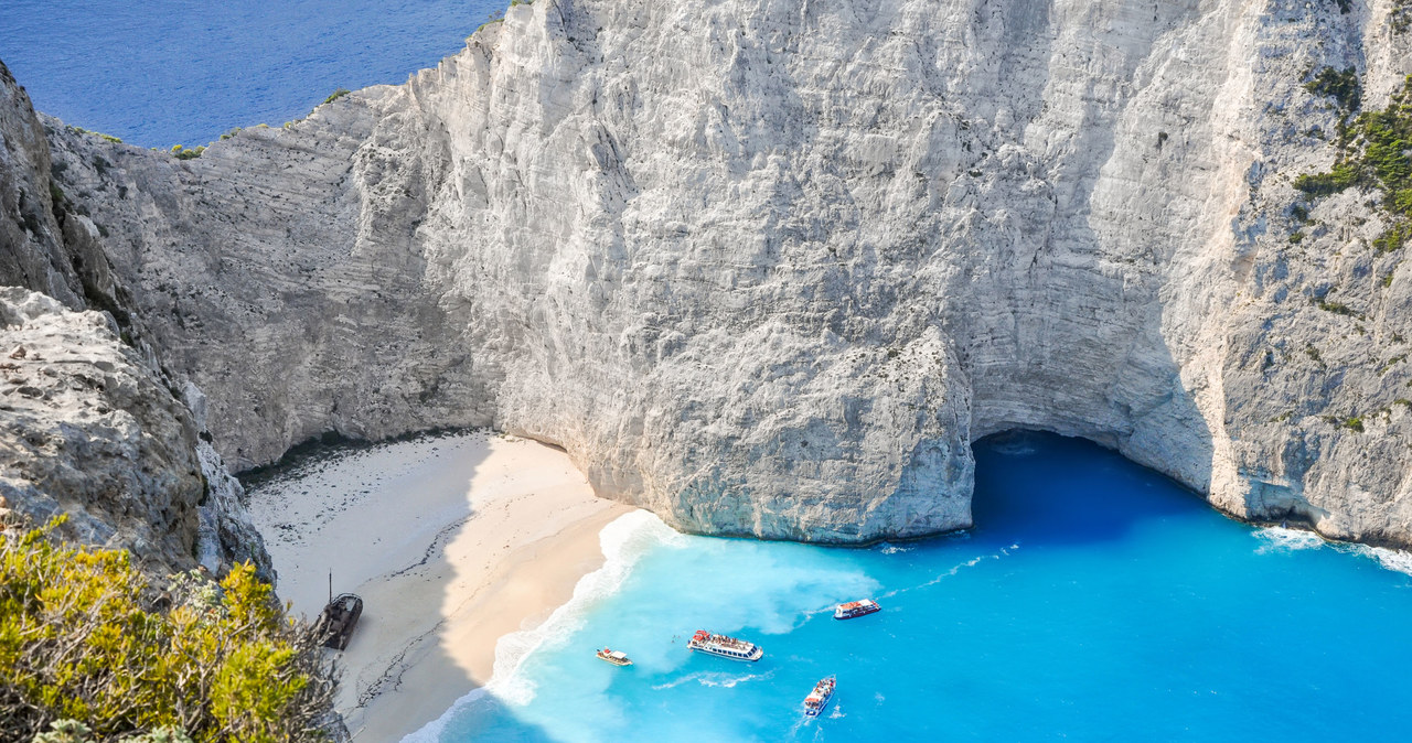 Zatoka Wraku na Zakynthos to jedna z najpopularniejszych atrakcji wyspy. /123RF/PICSEL