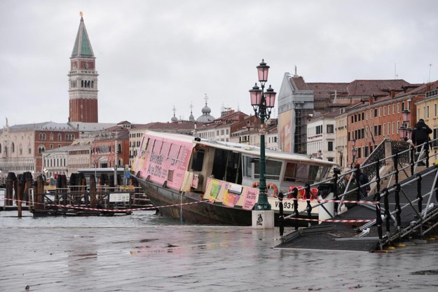 Zatonęły trzy zacumowane na nabrzeżu tramwaje wodne, z lin zerwało się kilka gondoli /ANDREA MEROLA /PAP/EPA