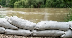 ​Zator lodowy na Wkrze. MSWiA: Sytuacja została ustabilizowana