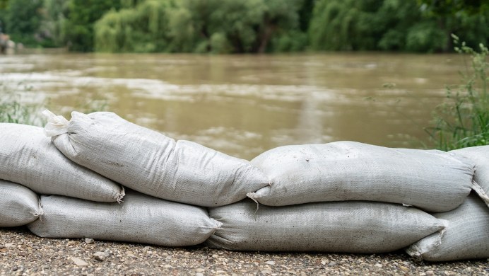 ​Zator lodowy na Wkrze. Strażacy walczą z żywiołem