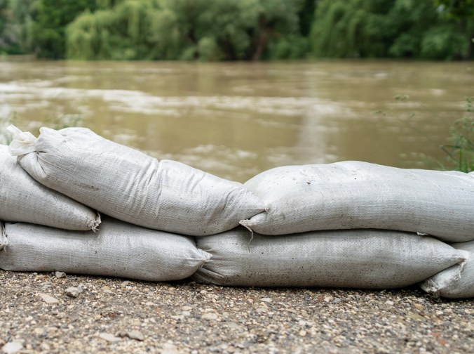 ​Zator lodowy na Wkrze. Strażacy walczą z żywiołem