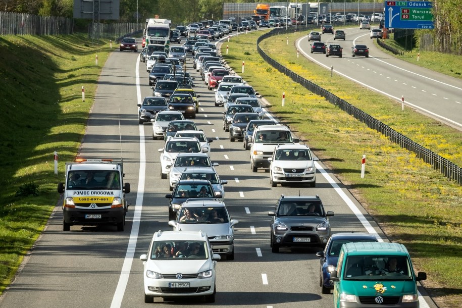 Zatory przed puntem poboru opłat w Nowej Wsi niedaleko Torunia, na autostradzie A1 z Gdańska do Łodzi /Tytus Żmijewski /PAP