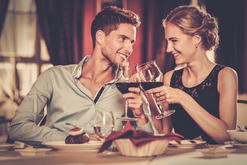 Zatrucie pokarmowe może zepsuć romantyczną randkę /123RF/PICSEL