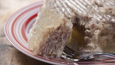 Zatrute mięso w Nowej Dębie. Są zarzuty dla 55-latki i 56-latka