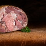 Zatrute mięso w Nowej Dębie. Wiemy, ile sprzedano opakowań galarety