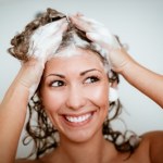 skóra głowy Zatrzymaj suchy łupież kuracją z olejkiem herbacianym. Wystarczą 3 krople