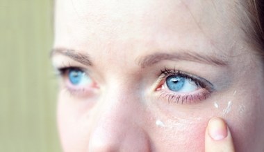 Zatrzymaj zimowe przesuszenie pod oczami włącz peptydy i skwalan