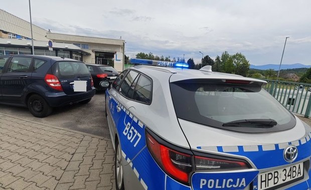 Zatrzymał się obok policji z krwawiącą dłonią. Każda sekunda na wagę złota