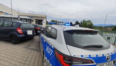 Zatrzymał się obok policji z krwawiącą dłonią. Każda sekunda na wagę złota