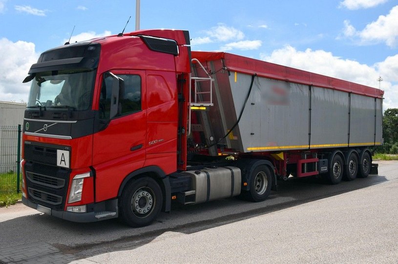 Zatrzymana przez KAS ciężarówka przewożąca 26 ton nielegalnych odpadów /Foto. Krajowa Administracja Skarbowa /materiał zewnętrzny
