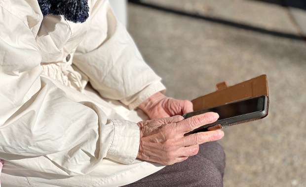 Zatrzymani na gorącym uczynku. Policja rozbiła gang wyłudzający pieniądze od seniorów