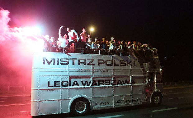 Zatrzymania i mandaty po fecie kibiców Legii. Policja użyła gazu 