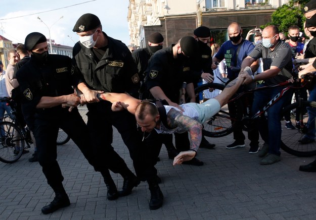 Zatrzymania podczas protestów w Mińsku /TATYANA ZENKOVICH  /PAP/EPA