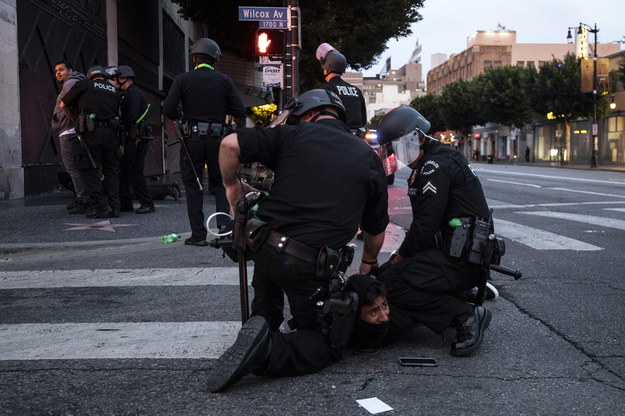 Zatrzymanie jednego z uczestników protestu przeciwko rasizmowi w Los Angeles /ETIENNE LAURENT /PAP/EPA