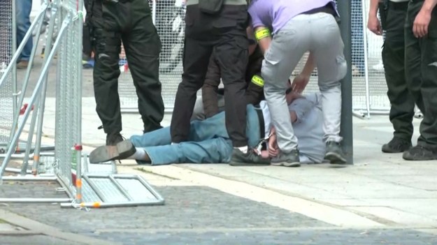 Zatrzymanie mężczyzny, który strzelał do Roberta Ficy /AFP/EAST NEWS