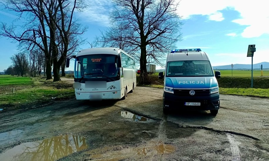 Zatrzymanie pijanego kierowcy autobusu /Policja