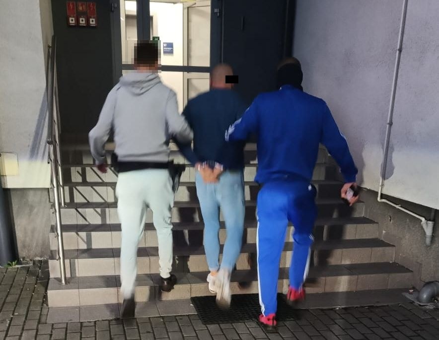 Zatrzymanie poszukiwanego mężczyzny /Policja Pomorska /Shutterstock