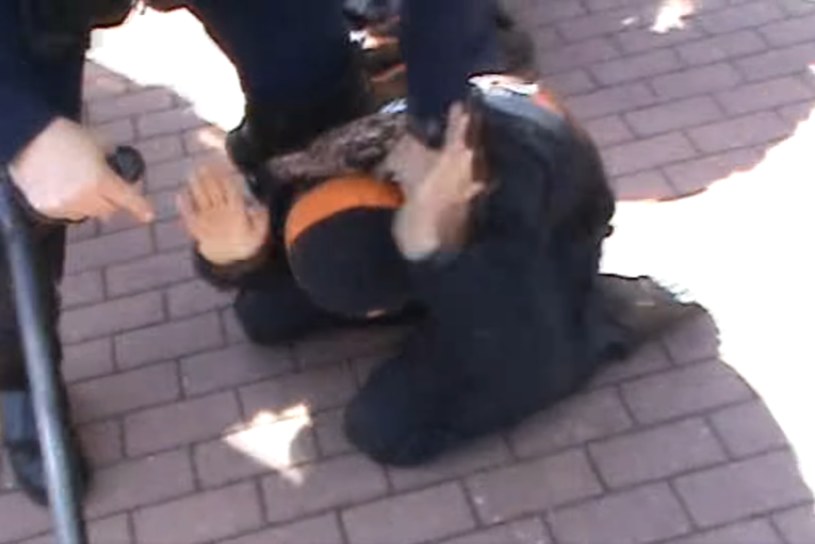 Zatrzymanie uczestnika manifestacji w Głogowie /Komenda Wojewódzka Policji we Wrocławiu /facebook.com