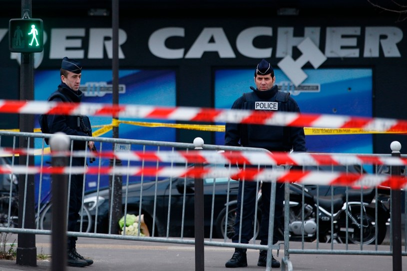 Zatrzymano 10 osób podejrzanych o dostarczenie broni wykorzystanej podczas ataku na redakcję "Charlie Hebdo" i supermarket w styczniu 2015 roku. /KENZO TRIBOUILLARD /AFP