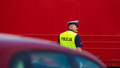 Zatrzymano 10 policjantów z łowickiej "drogówki". Brali i złotówki, i euro  