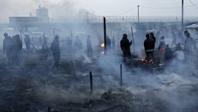 Zatrzymano 14 działaczy skrajnej prawicy. Palili opony w proteście przeciwko imigrantom