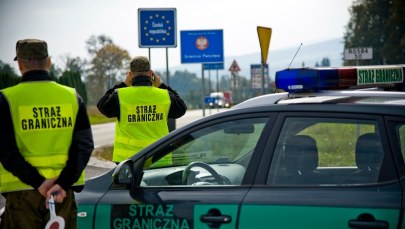 Zatrzymano 14 osób za nielegalną migrację. Kierowca busa uciekł