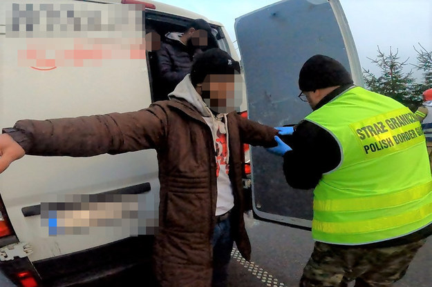 Zatrzymano 24 cudzoziemców; przewożący ich "kurier" staranował samochód pograniczników /Podkarpacki Oddział Straży Granicznej /Materiały prasowe