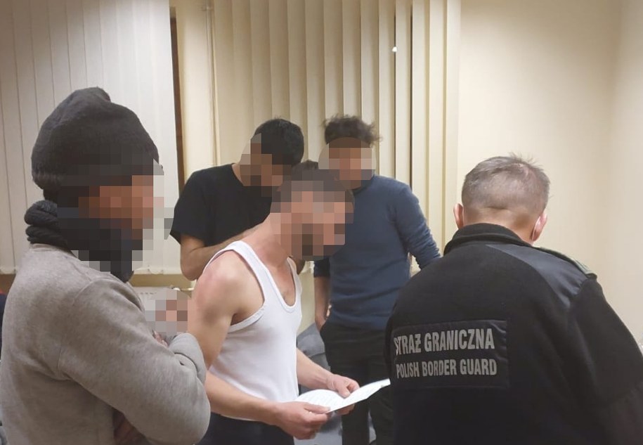 Zatrzymano 24 cudzoziemców; przewożący ich "kurier" staranował samochód pograniczników /Podkarpacki Oddział Straży Granicznej /Materiały prasowe