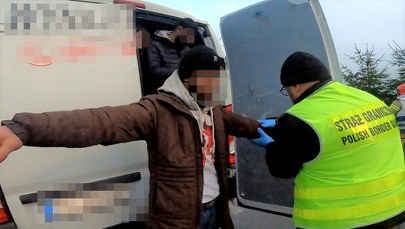 Zatrzymano 24 cudzoziemców. Przewożący ich "kurier" staranował samochód pograniczników