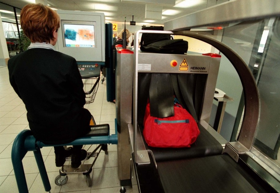 Zatrzymano 29 osób podejrzanych o okradanie bagaży pasażerów lotnisk /PETER VROM    /PAP/EPA