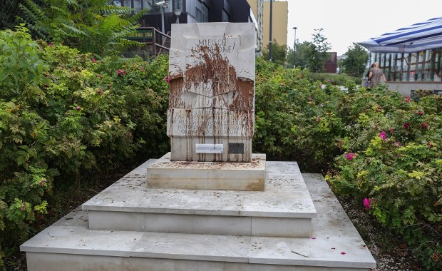 Zatrzymano 76-latkę podejrzaną o dewastację pomnika Rzezi Woli