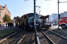 0009931EW4RLOM2H-C307 Zatrzymano kierowcę autokaru, który wjechał pod tramwaj