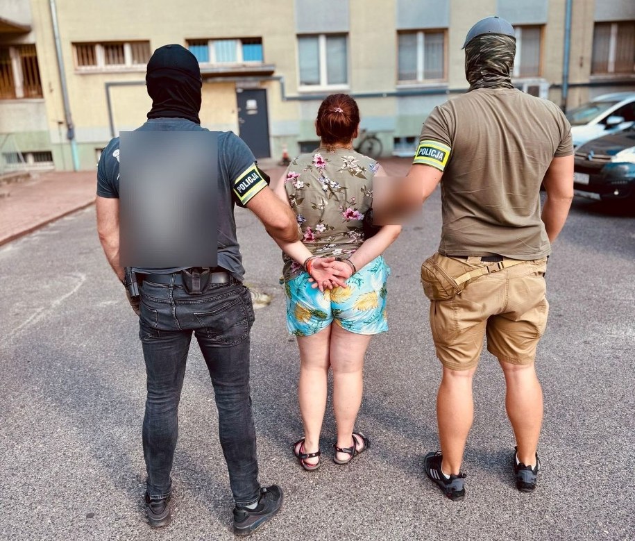 Zatrzymano kobietę, która wrzuciła swojego psa do publicznej toalety; zwierzę nie przyżyło /KPP Pabianice /Policja