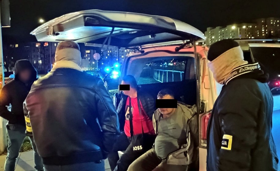 Zatrzymano ośmiu mężczyzn podejrzanych o przestępczość samochodową /Policja Otwock /