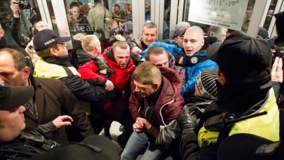 Zatrzymano osoby próbujące zablokować wejście do teatru. Na scenie zagrali aktorzy porno