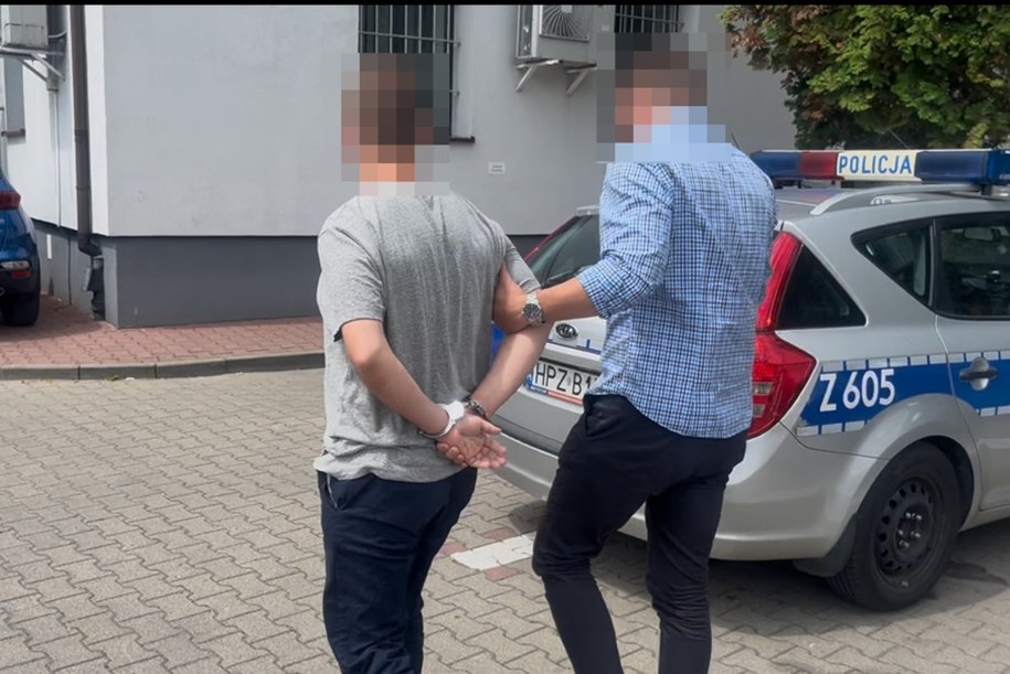 Zatrzymany 24-latek w kajdankach /Policja