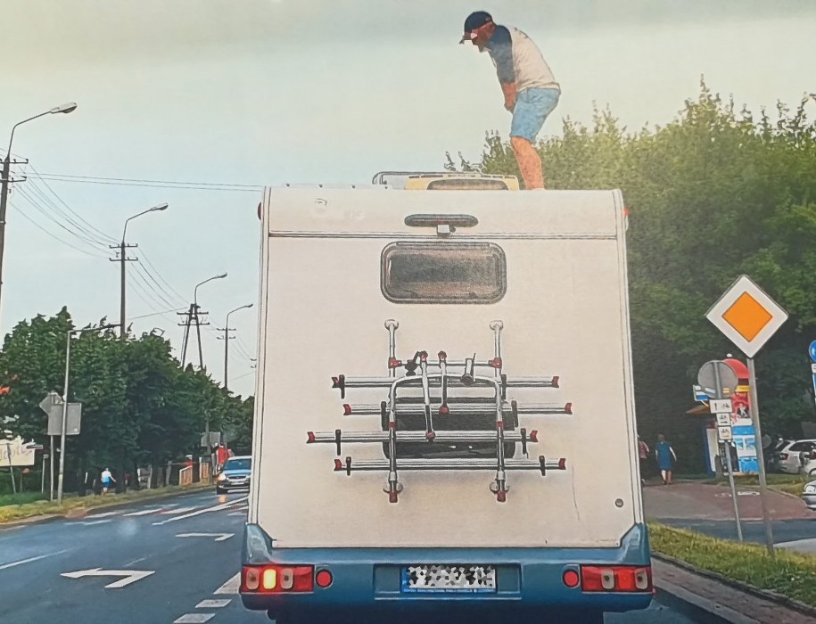 Zatrzymany na dachu kampera /Policja