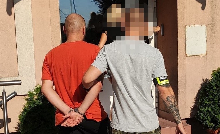 Zatrzymany napastnik doprowadzany na policję /Policja