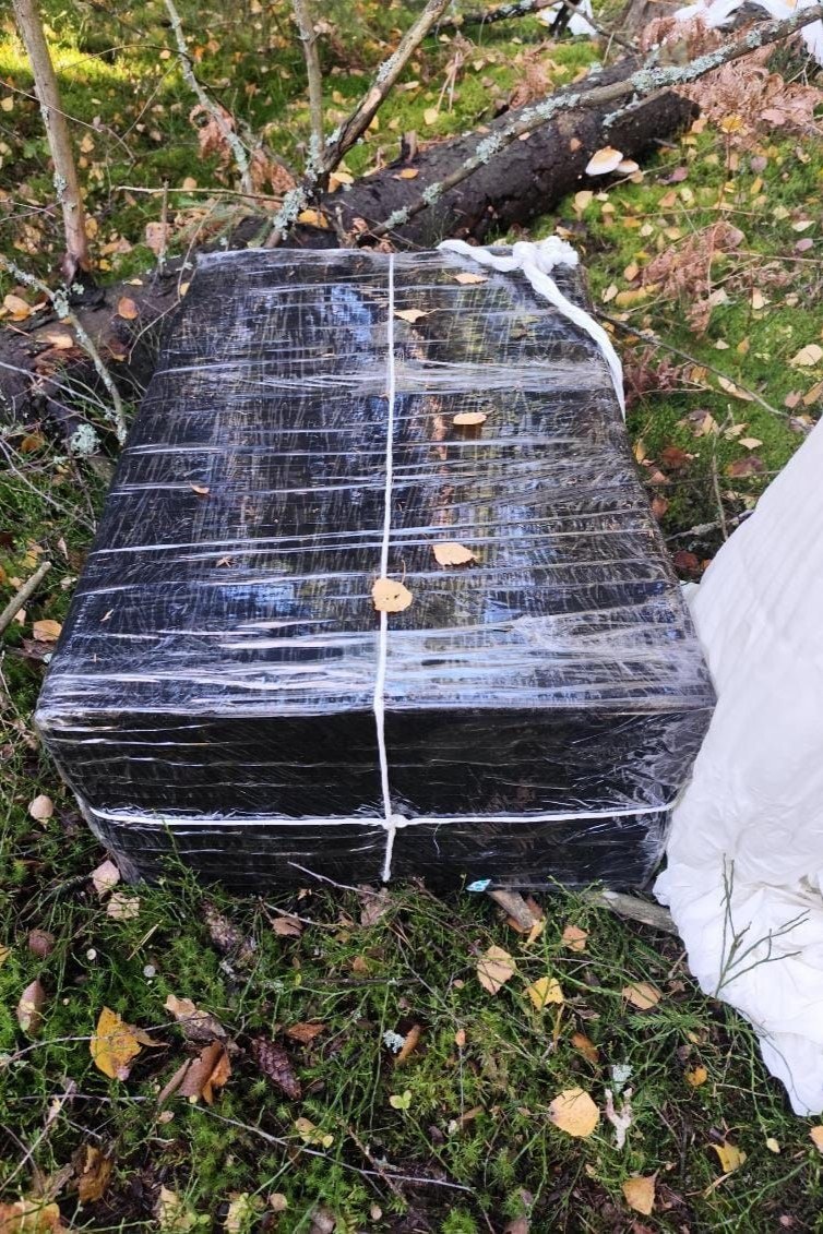 Zatrzymany pakunek z przemycanymi papierosami /Podlaski Oddział Straży Granicznej /Straż Graniczna