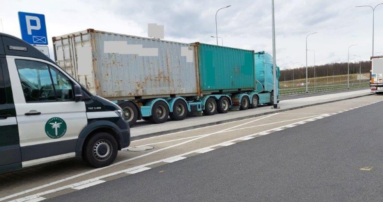 Zatrzymany zespół pojazdów jechał do portu w Gdańsku, jednak ITD zakazało dalszej jazdy w takiej konfiguracji /ITD /Informacja prasowa