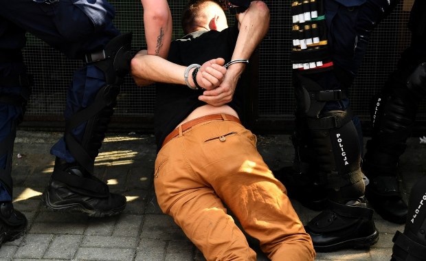 Zatrzymanych rzuca się na ziemię, przyciska im twarz kolanem do ziemi. Rada Europy krytycznie o Polsce