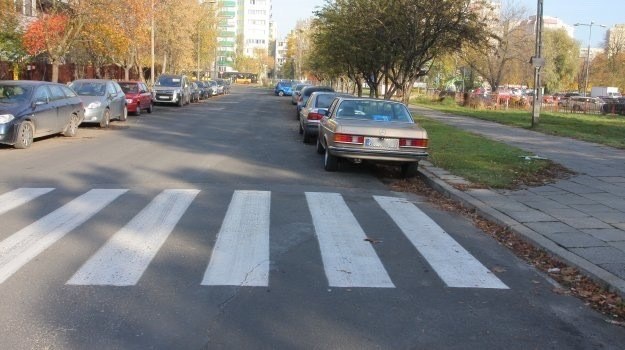 Zatrzymywanie pojazdu w odległości mniejszej niż 10 m przed i za przejściem dla pieszych zabronione jest w przypadku drogi dwukierunkowej o dwóch pasach ruchu. /Motor