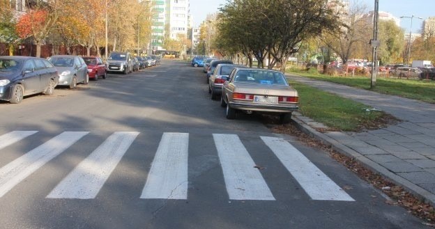 Zatrzymywanie pojazdu w odległości mniejszej niż 10 m przed i za przejściem dla pieszych zabronione jest w przypadku drogi dwukierunkowej o dwóch pasach ruchu. /Motor