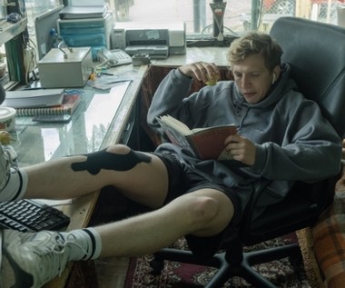 Zauroczony dziewczyną Staszek postanawia ukrywać przed nią przynależność do ZMR. 