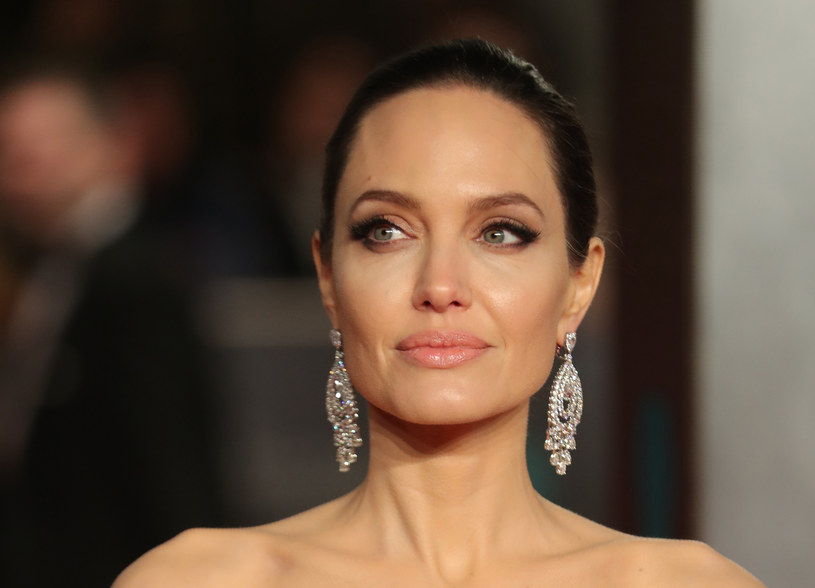 "Zauważam, że się starzeję i mówiąc szczerze uwielbiam to" - mówi Angelina Jolie /AFP